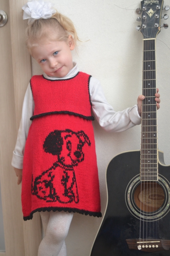 Красное вязаное платье на девочку "Счастливый щенок"
