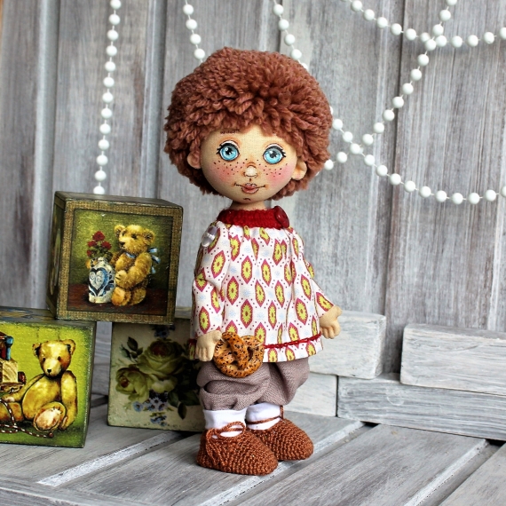 Текстильная куколка  Малыш с крендельком.