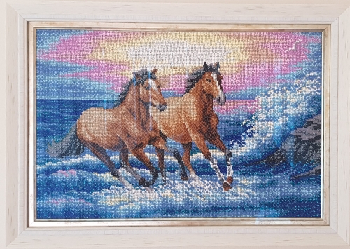 Картина вышита бисером "Лошади и брызги моря"