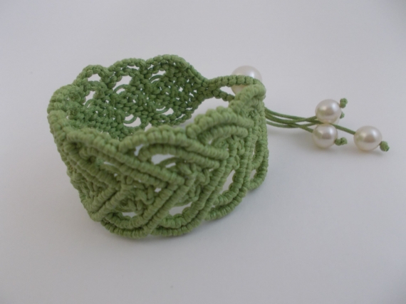 Браслет "Для любимой", зеленый, плетеный в технике макраме