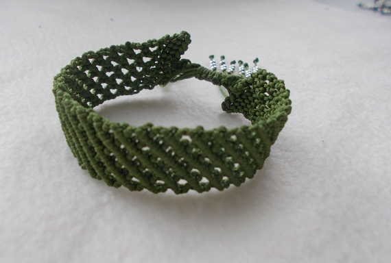 Браслет "Сеточка" зеленый плетеный в технике макраме
