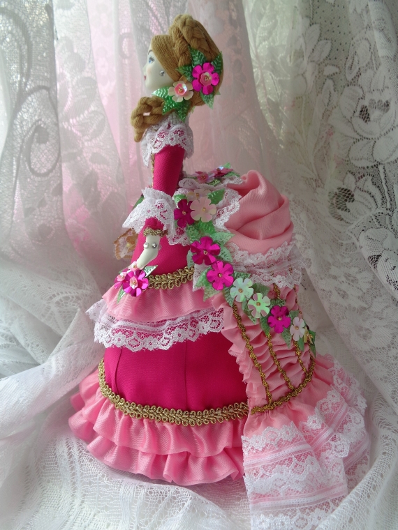 Куколка-шкатулка в бальном платье цвета "фуксия"
