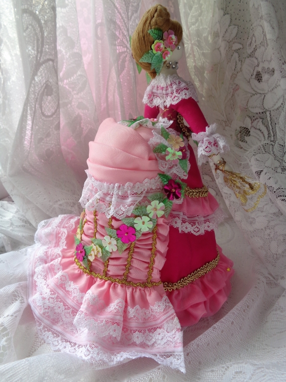 Куколка-шкатулка в бальном платье цвета "фуксия"