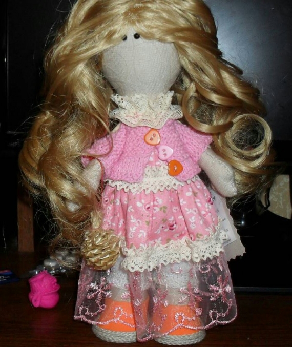 Текстильная кукла в стиле большеножка