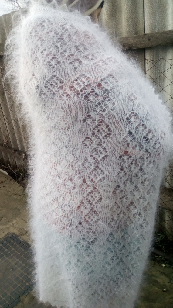 Пуховый платок ажурный белый