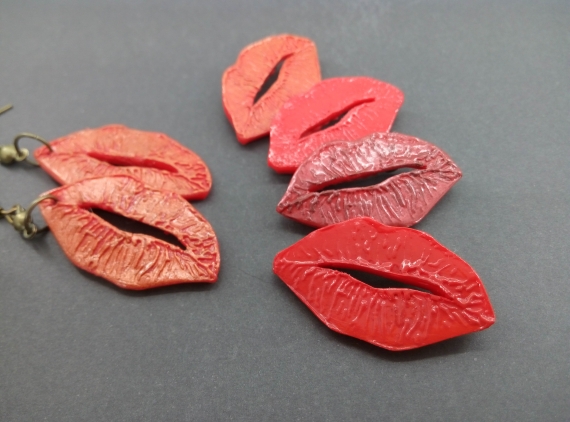 Брошки поцелуйчики из полимерной глины