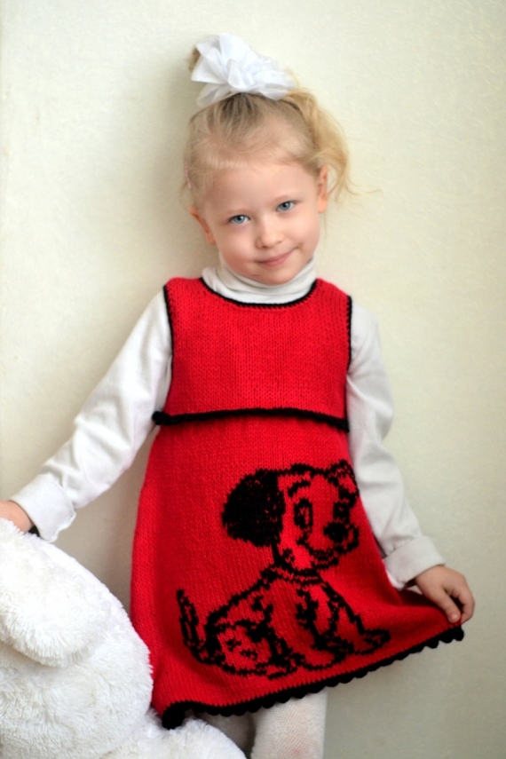 Красное вязаное платье на девочку "Счастливый щенок"