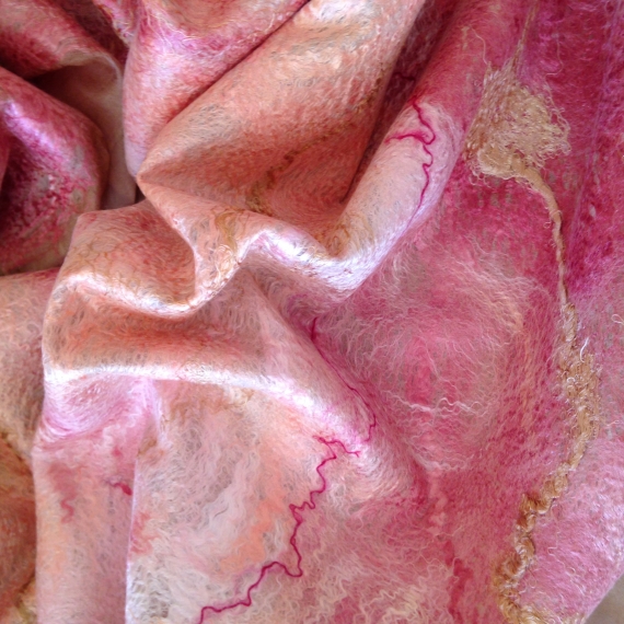 Шёлковый валяный палантин "Персико-розовый".