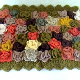Коврик Оазис из разноцветных, связанных спицами цветочков