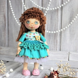 Куколка текстильная в бирюзовом платьице.