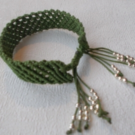 Браслет "Сеточка" зеленый плетеный в технике макраме