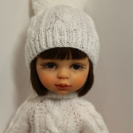 Белый свитер и шапочка для куклы Paola Reina