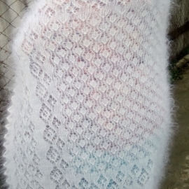 Пуховый платок ажурный белый
