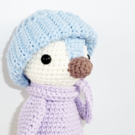 Пингвин в шапочке и шарфике — вязаная мягкая игрушка