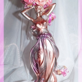 Статуэтка девушки с цветами из атласных лент